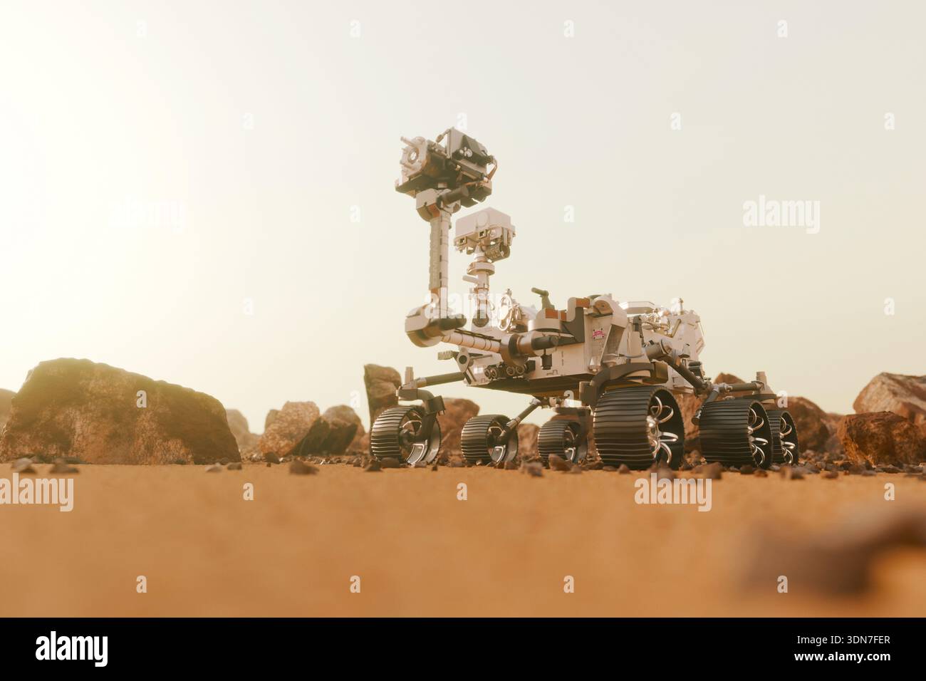Rendering 3D dettagliato di un rover robotizzato sulla polverosa superficie di Marte. Veicolo spaziale high-tech che esplora il terreno roccioso sotto un cielo luccicante. Concetto di p Foto Stock