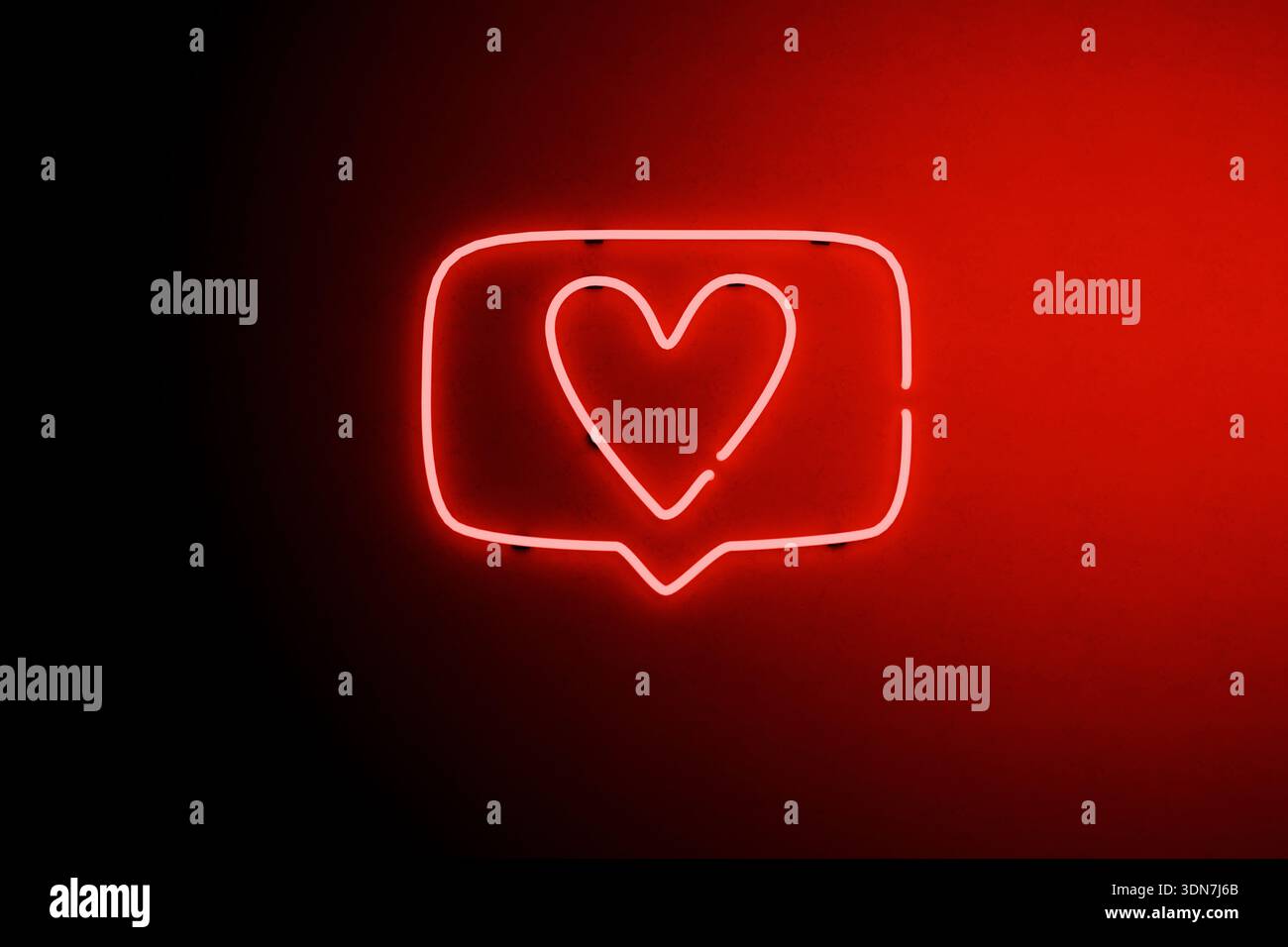 Simbolo del cuore al neon luminoso per il romanticismo digitale. icona a forma di cuore al neon rosso brillante. Questa moderna luce elettrica rappresenta l'affetto virtuale e gli incontri online, V Foto Stock