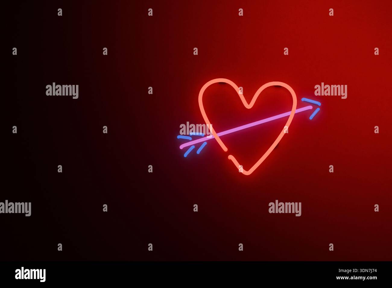 Cuore al neon splendente con la Freccia di Cupido per il romanticismo digitale. Un cuore al neon elettrico forato da una freccia, che brilla brillantemente. Promozioni per San Valentino, o Foto Stock