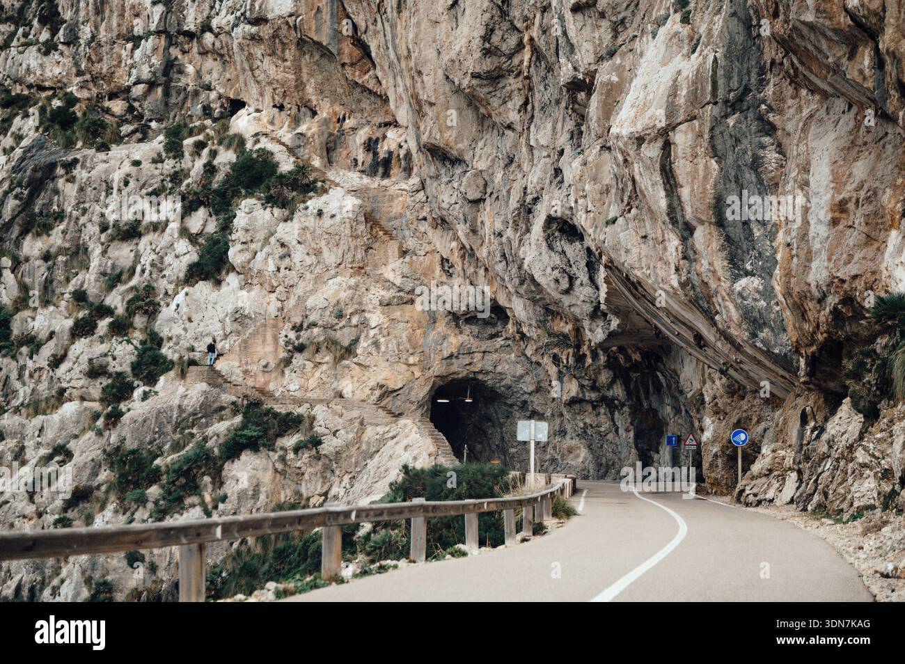 Tunnel Road attraverso le scogliere sulla ma-2210 fino a Cap de Formentor, Maiorca Foto Stock