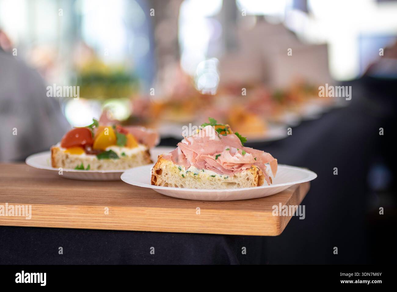 Panini aperti sui piatti durante l'evento Foto Stock
