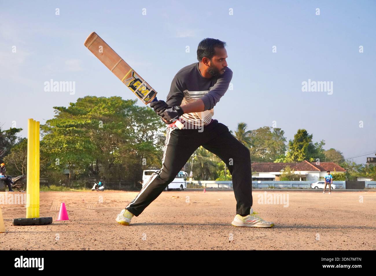 Indian Cricketer in potente posizione di battuta all'aperto, Alappuzha Kerala India Foto Stock