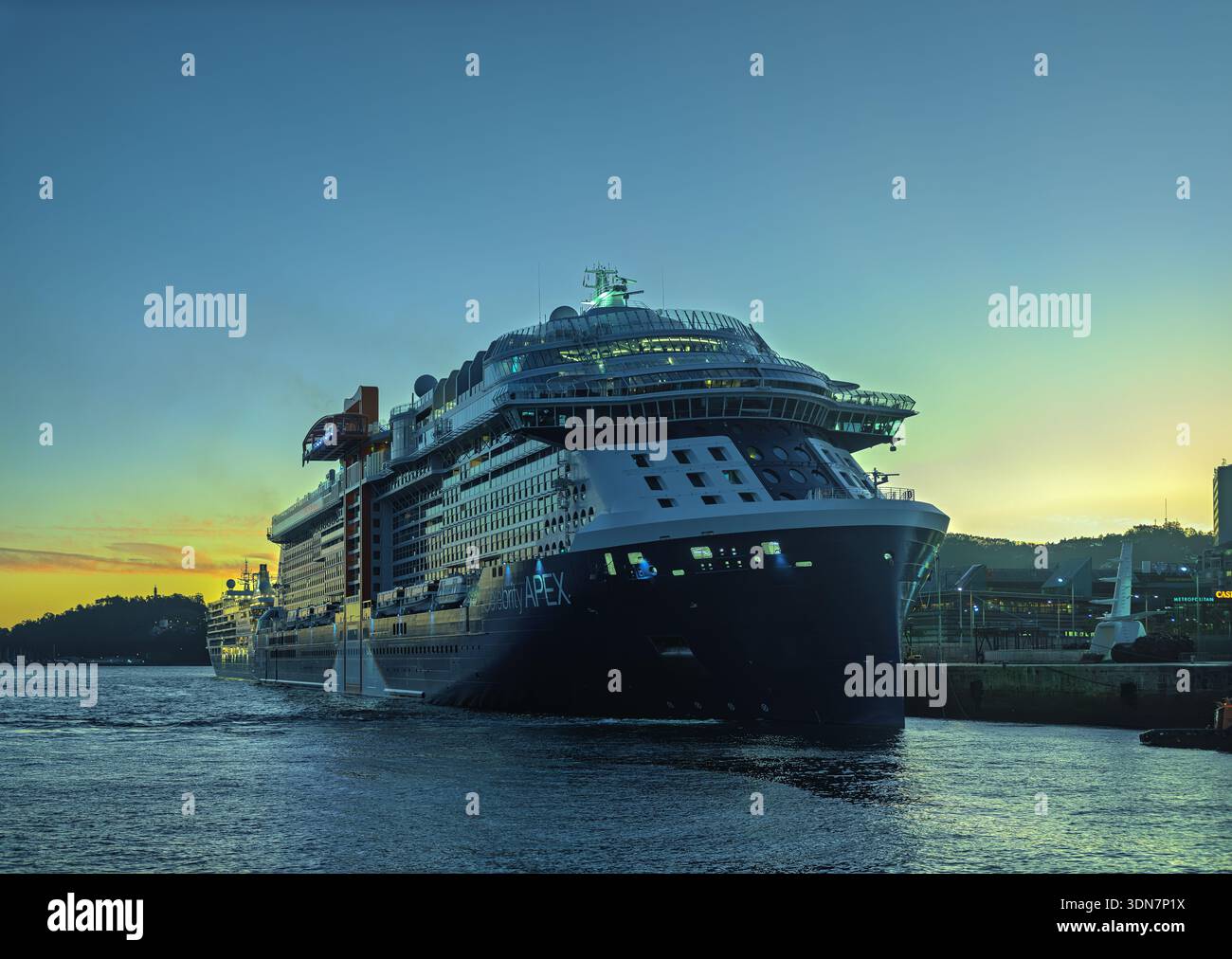Ottobre 2025; Vigo, Galizia, Spagna: Celebrità APEX ancorata a Vigo all'alba con un cielo caldo Foto Stock
