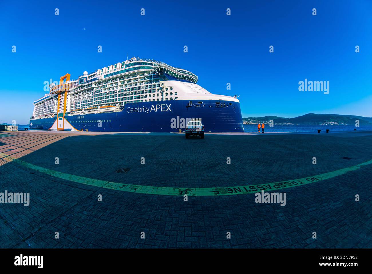 Ottobre 2025; Vigo, Galizia, Spagna: Nave da crociera APEX di celebrità ormeggiata al terminal delle navi da crociera di Vigo con i lavoratori portuali in primo piano Foto Stock