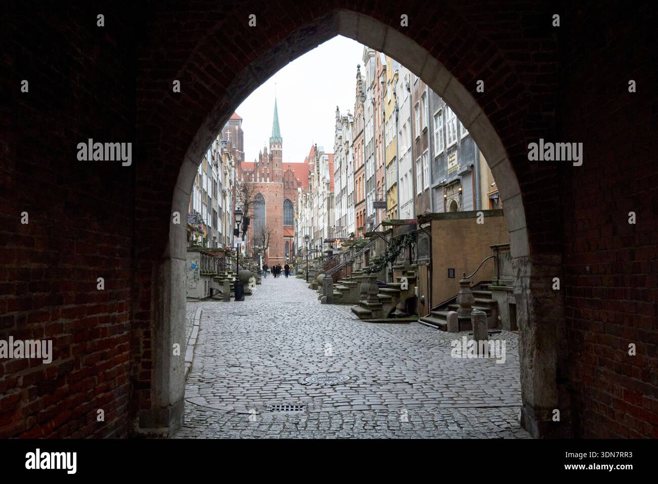 guardando attraverso il cancello di brama mariacka st. marys su via mariacka danzica, polonia Foto Stock
