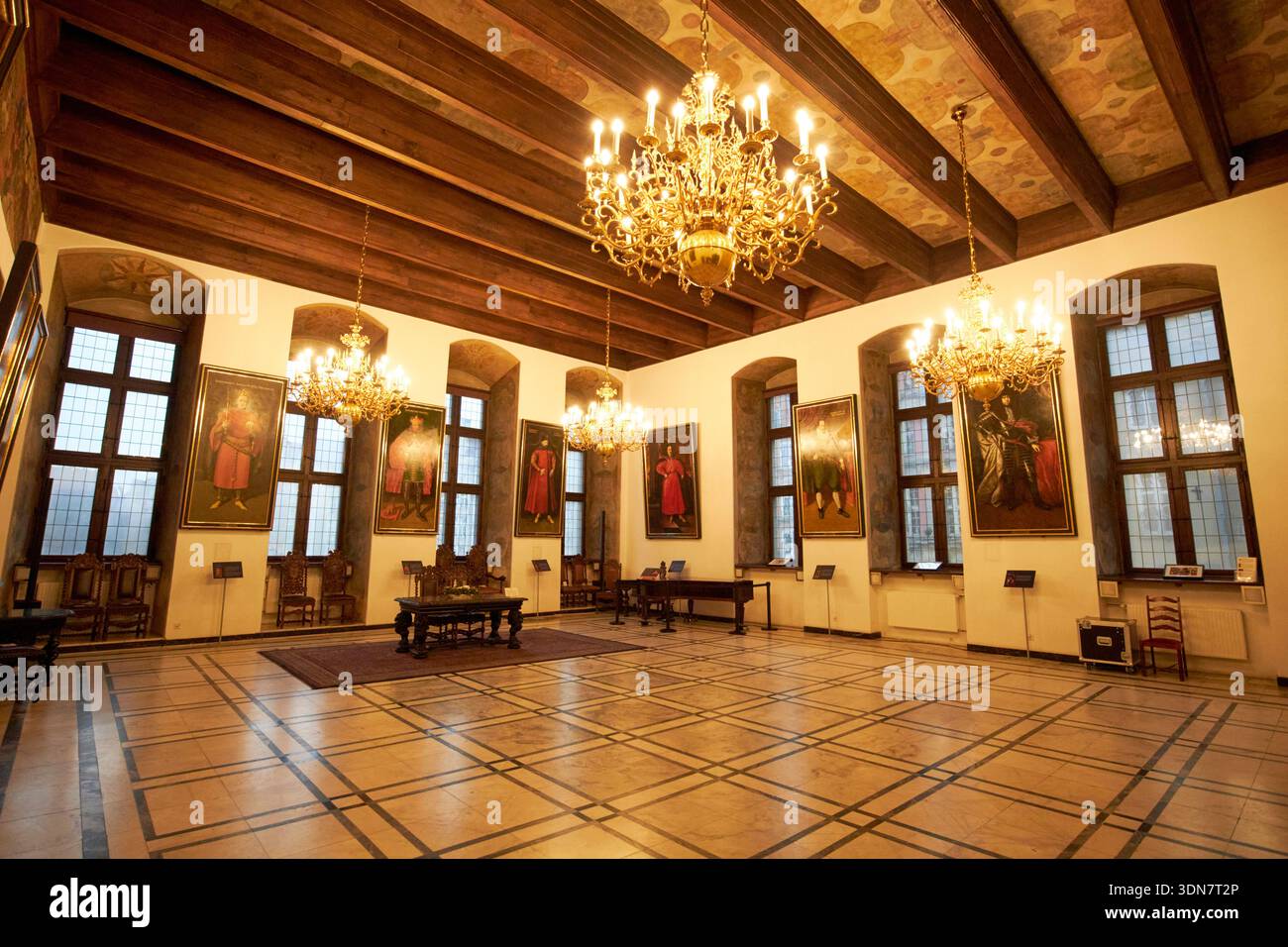 grande sala del consiglio e ritratti reali nel ratusz glownego miasta principale museo del municipio di danzica, polonia Foto Stock