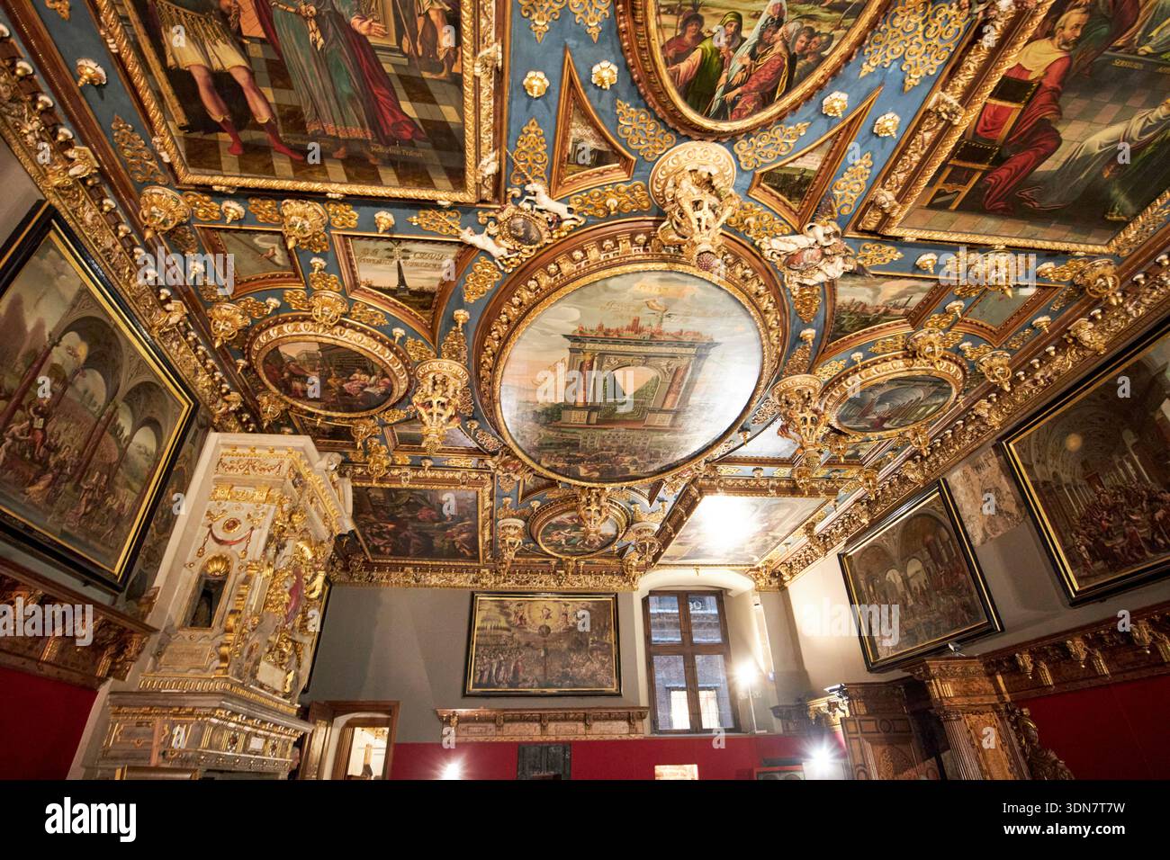 soffitto ornato nella grande sala weta ratusz glownego miasta principale museo del municipio di danzica in polonia Foto Stock