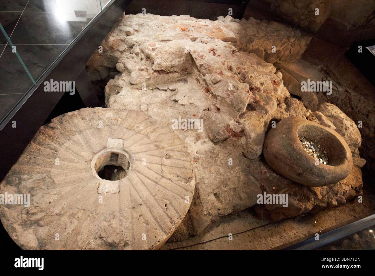 le vecchie ruote del mulino in pietra sono state scoperte durante la costruzione del museo ambra di danzica, polonia Foto Stock