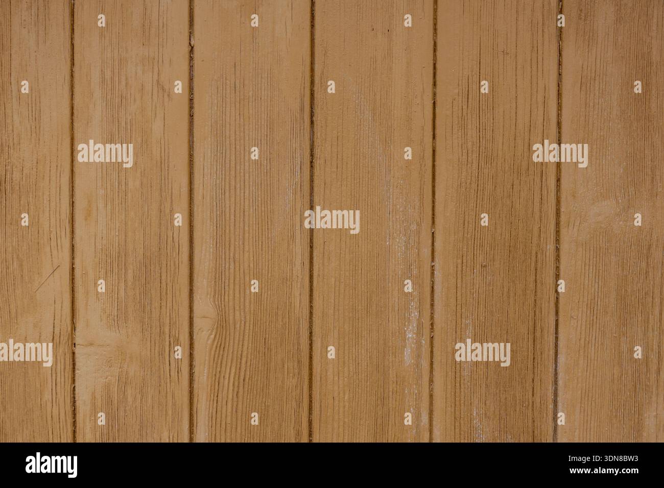 Una fotografia ravvicinata di tavole di legno temprate con sabbia fine visibile negli spazi tra le tavole, la grana naturale, i nodi e le tonalità calde del TH Foto Stock