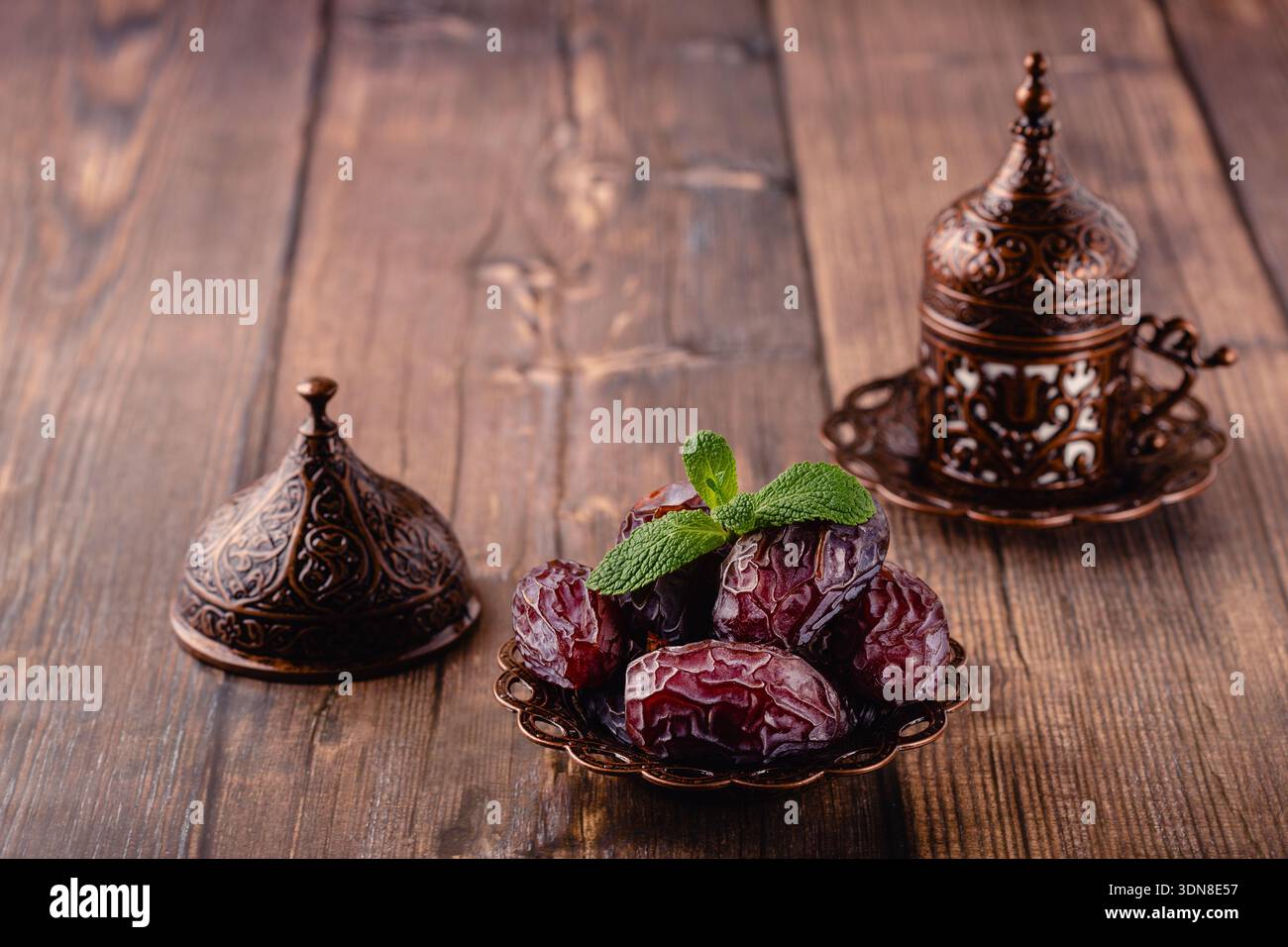 Datteri secchi frutta e caffè. Frutta popolare di Ramadan. Foto Stock