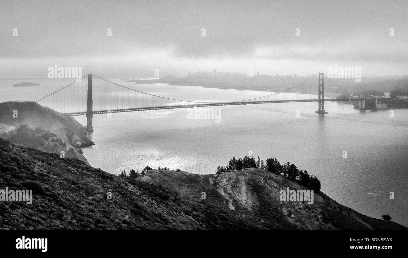 Il Golden Gate della Baia di San Francisco dalle Marin Headlands in una mattinata di nebbia e nuvole basse. Foto Stock