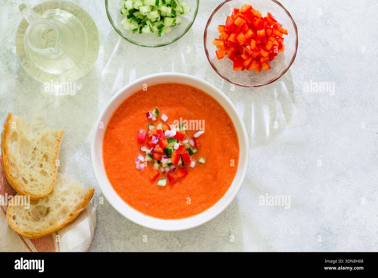 Zuppa di gazpacho. Tradizionale zuppa di pomodoro fredda spagnola di verdure fresche crude, vista dall'alto. Foto Stock