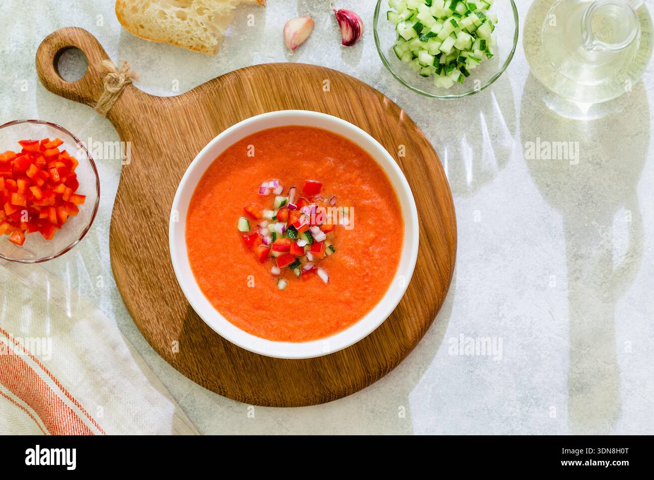 Zuppa di gazpacho. Tradizionale zuppa di pomodoro fredda spagnola di verdure fresche crude, vista dall'alto. Foto Stock