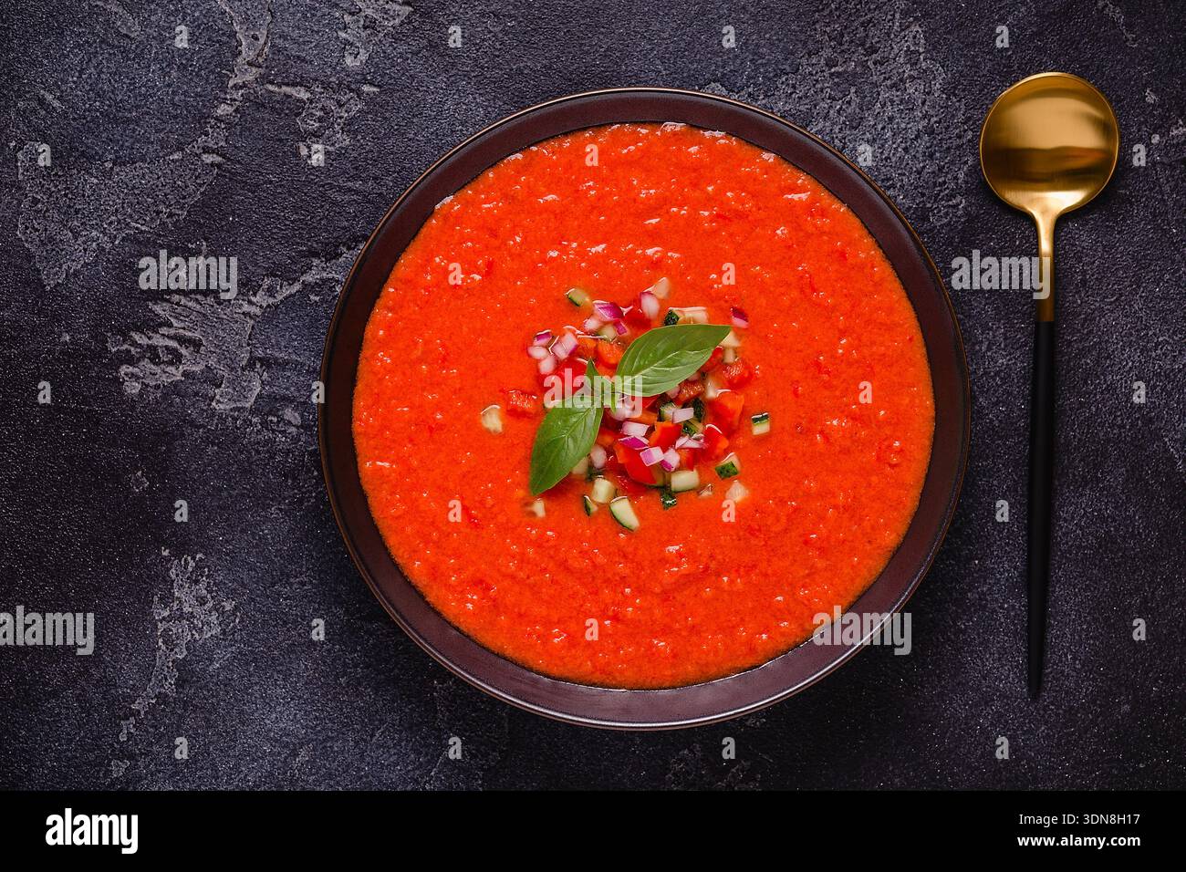 Zuppa di gazpacho. Tradizionale zuppa di pomodoro fredda spagnola di verdure fresche crude, vista dall'alto. Foto Stock