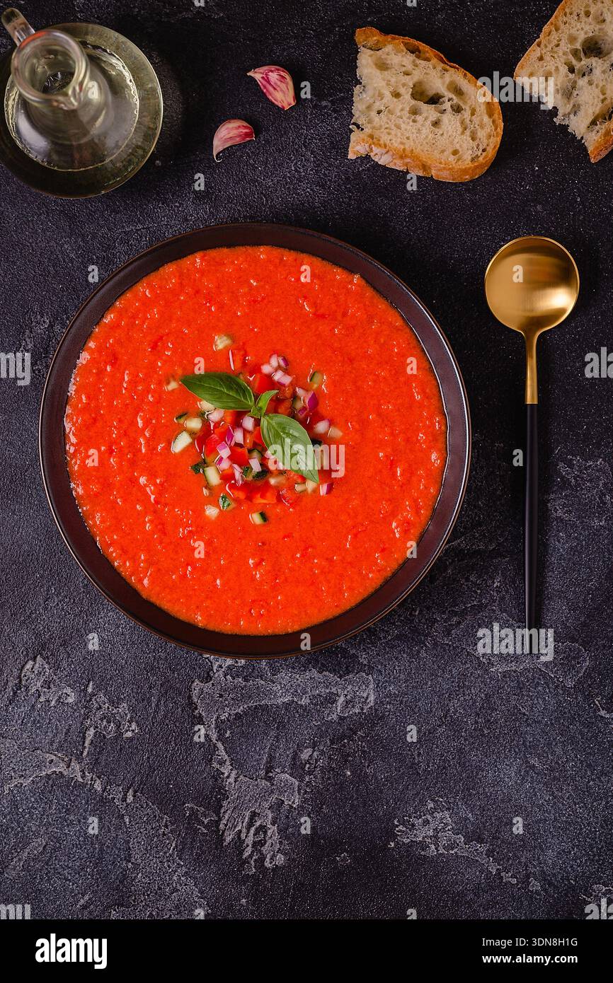 Zuppa di gazpacho. Tradizionale zuppa di pomodoro fredda spagnola di verdure fresche crude, vista dall'alto. Foto Stock