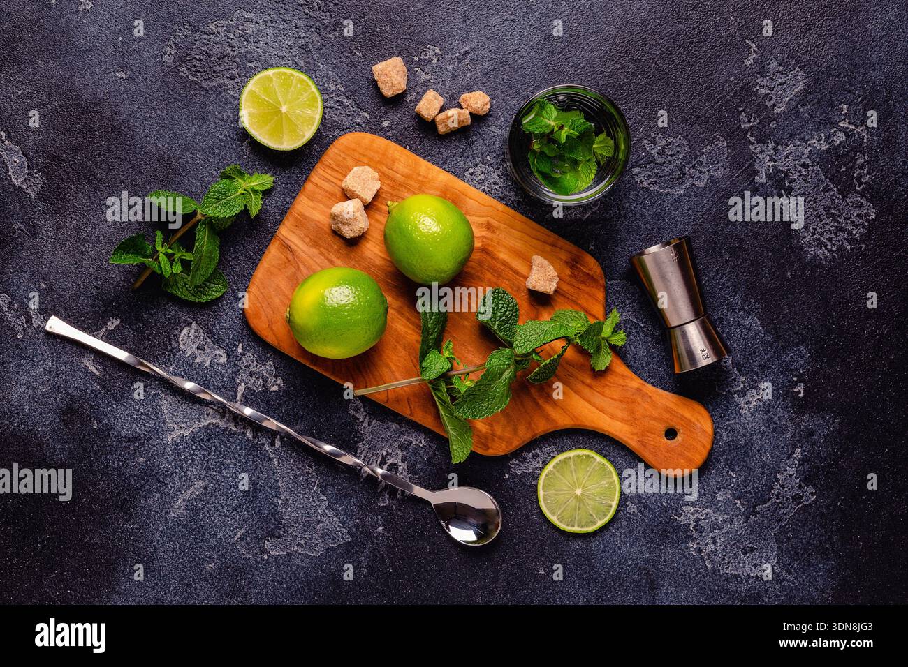 Ingredienti freschi e gustosi per un delizioso cocktail mojito, vista dall'alto Foto Stock