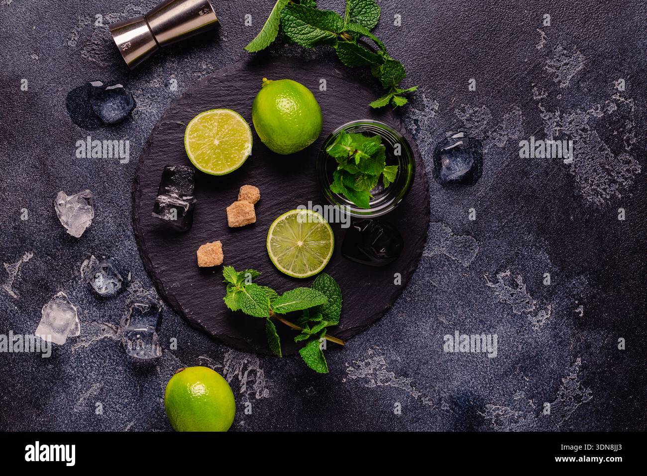 Ingredienti freschi e gustosi per un delizioso cocktail mojito, vista dall'alto Foto Stock