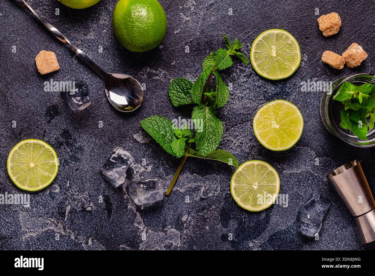 Ingredienti freschi e gustosi per un delizioso cocktail mojito, vista dall'alto Foto Stock