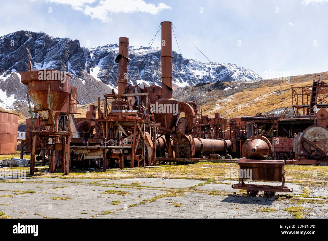 Rusty rimane dell'ex industria baleniera di Grytviken, una popolare attrazione per i turisti delle navi da crociera. Cumberland East Bay, Georgia del Sud Foto Stock