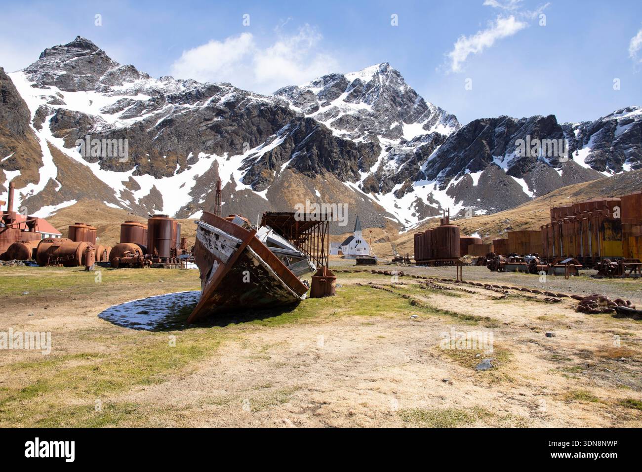 Rusty rimane dell'ex industria baleniera di Grytviken, una popolare attrazione per i turisti delle navi da crociera, con la chiesa della stazione. Georgia del Sud Foto Stock