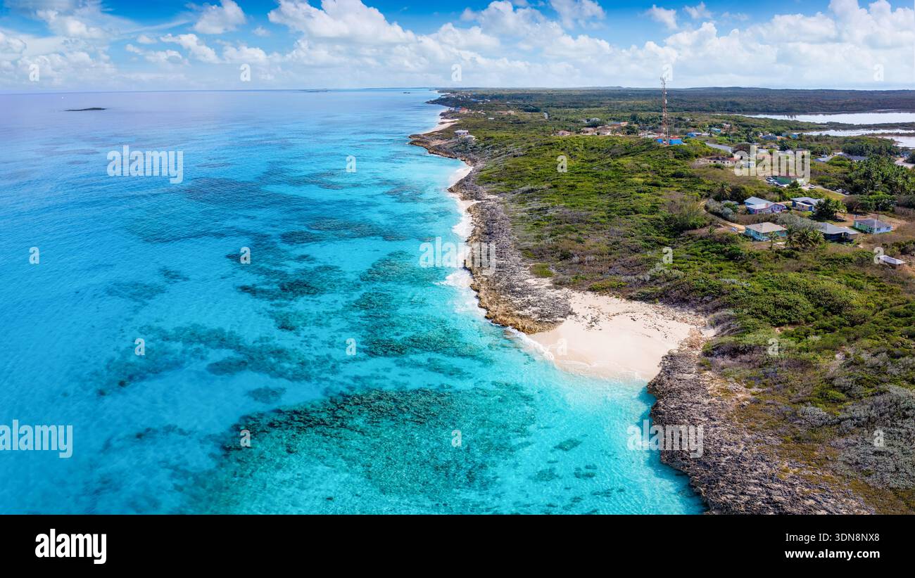 Vista aerea della splendida costa dell'isola di Exuma con oceano turchese e spiagge di sabbia fine, le Bahamas e i Caraibi Foto Stock