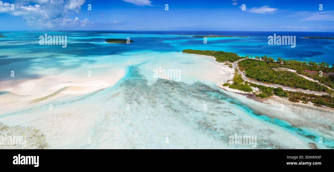 Vista aerea della costa settentrionale dell'isola di Exuma con Exuma Point Beach e sandbars nel Cay, le Bahamas, Caraibi Foto Stock