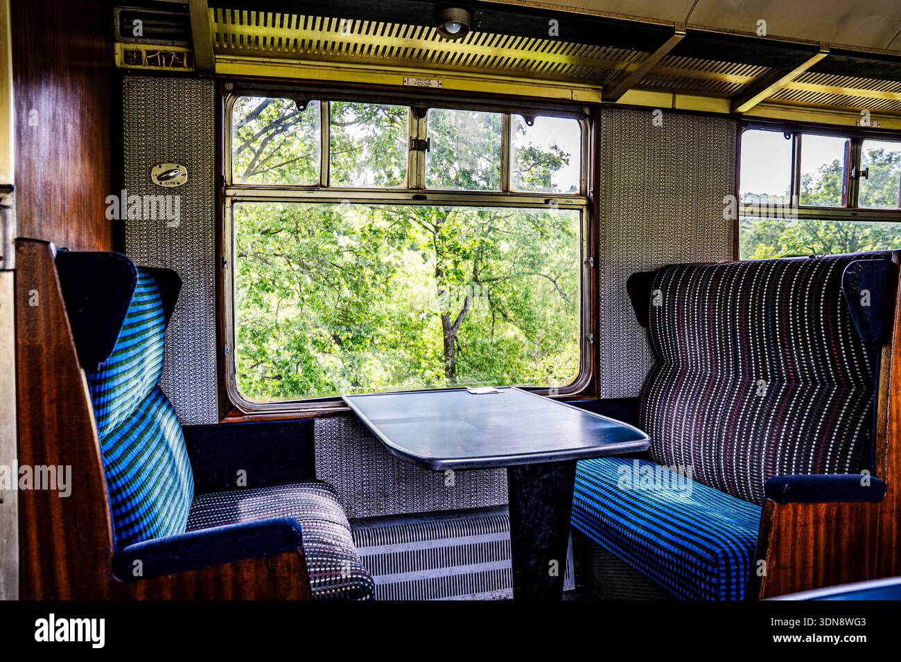 Compartimento ferroviario in legno splendidamente conservato con sedili imbottiti a bordo del treno a vapore Keighley & Worth Valley Railway, Haworth, Yorkshire, Inghilterra Foto Stock