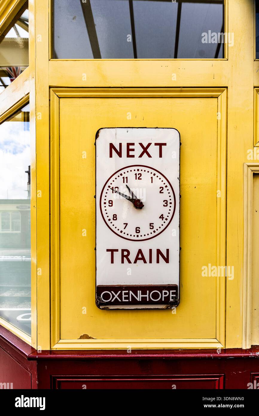 Orologio d'epoca alla stazione di Keighley, stazione di partenza della storica Keighley & Worth Valley Railway, nello Yorkshire, Inghilterra, Regno Unito Foto Stock