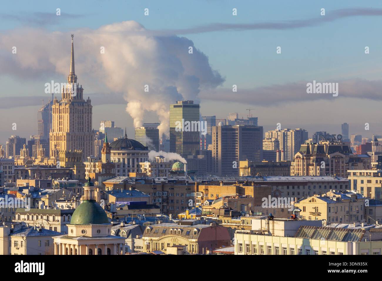 Paesaggio invernale della città di Mosca, Russia con Radisson hotel (ex Hotel Ukraina) Foto Stock