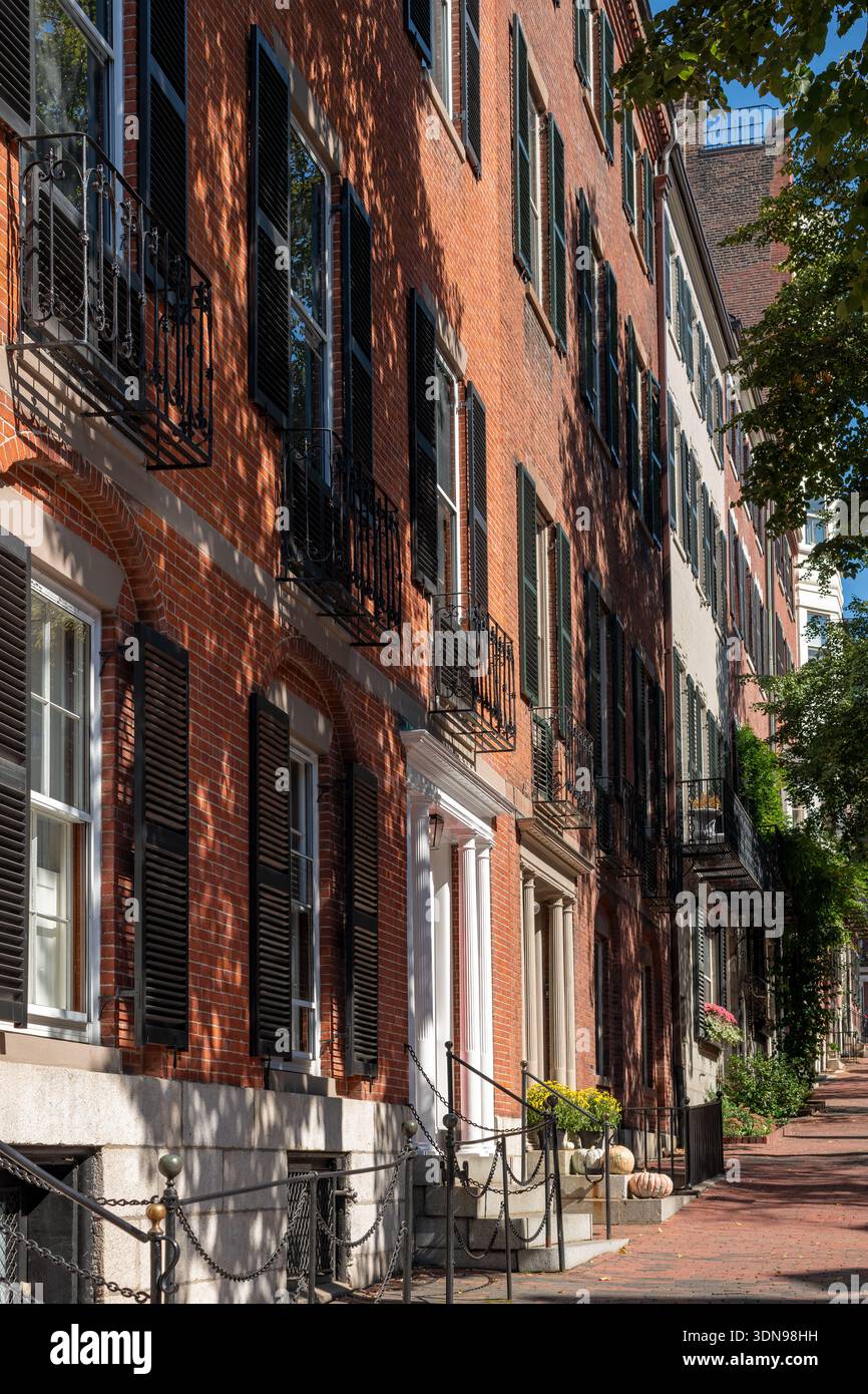Il sole e le ombre cadono sulle eleganti facciate delle case storiche nel quartiere Beacon Hill di Boston, Stati Uniti. Foto Stock