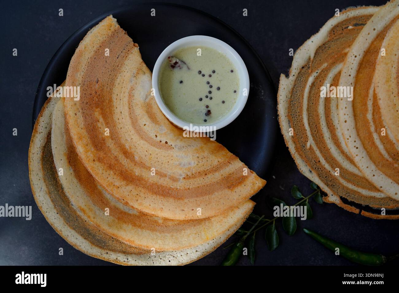 Dose fatta in casa con cereali multipli |crepe miste di lenticchie ad alto contenuto proteico servite con chutney di cocco Foto Stock