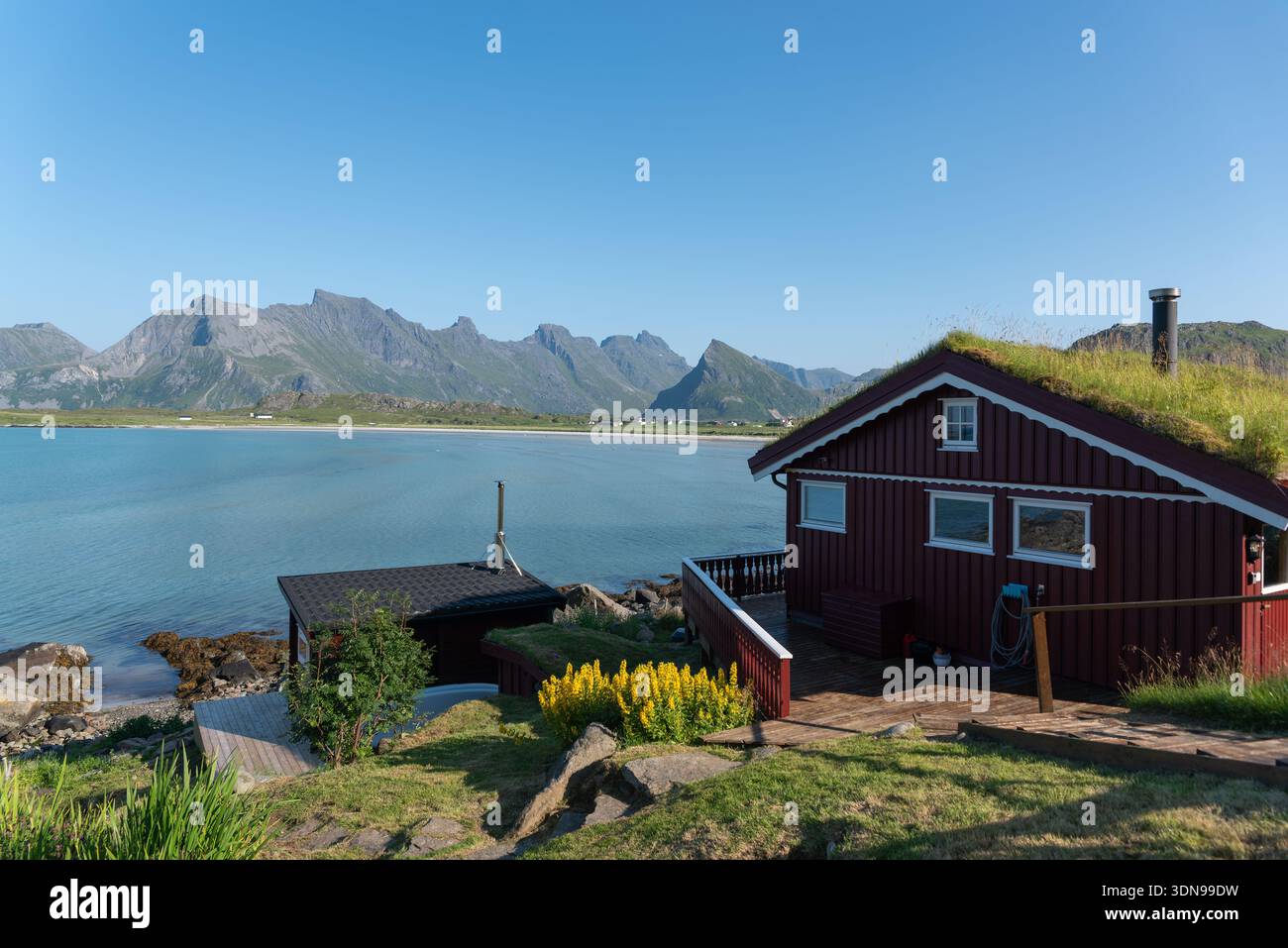Capanna di legno sulla spiaggia di Yttersand, distretto di Fredvang di Yttersand, Lofoten, Norvegia, Europa Foto Stock