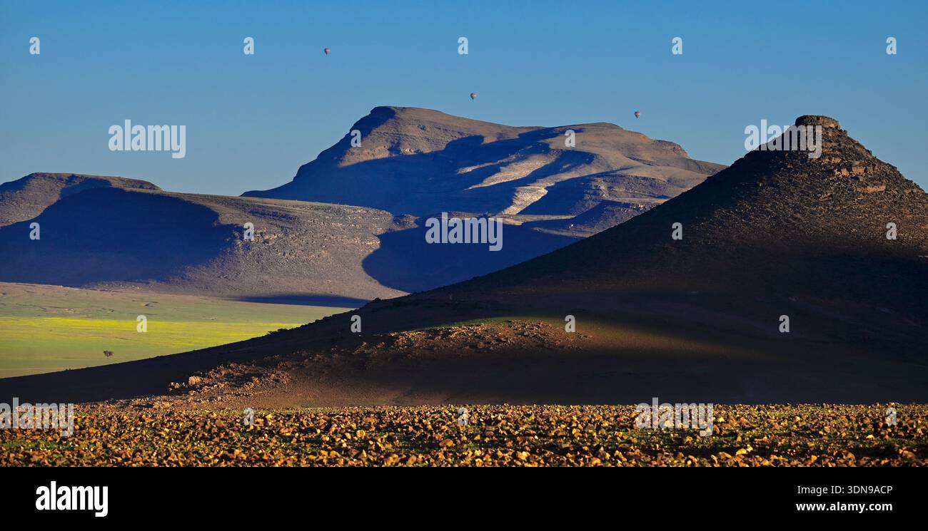 La Namibia è un paese desertico con paesaggi mozzafiato e splendidi paesaggi Foto Stock