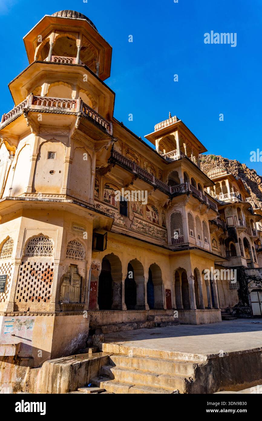 Dec28th2025 Jaipur Rajasthan India. Tempio Galta Ji del XVIII secolo Jaipur costruito in arenaria rosa con stile Rajput Mughal, padiglioni a colonne, arrotondati Foto Stock