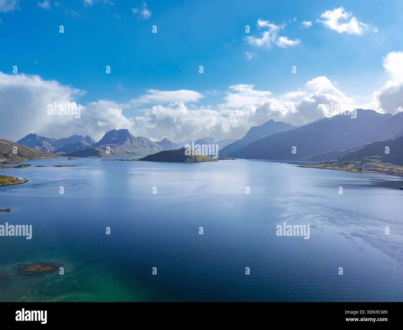 Vista aerea del paesaggio costiero che si affaccia sull'Atlantico settentrionale, Fredvang, Lofoten, Norvegia, Europa Foto Stock