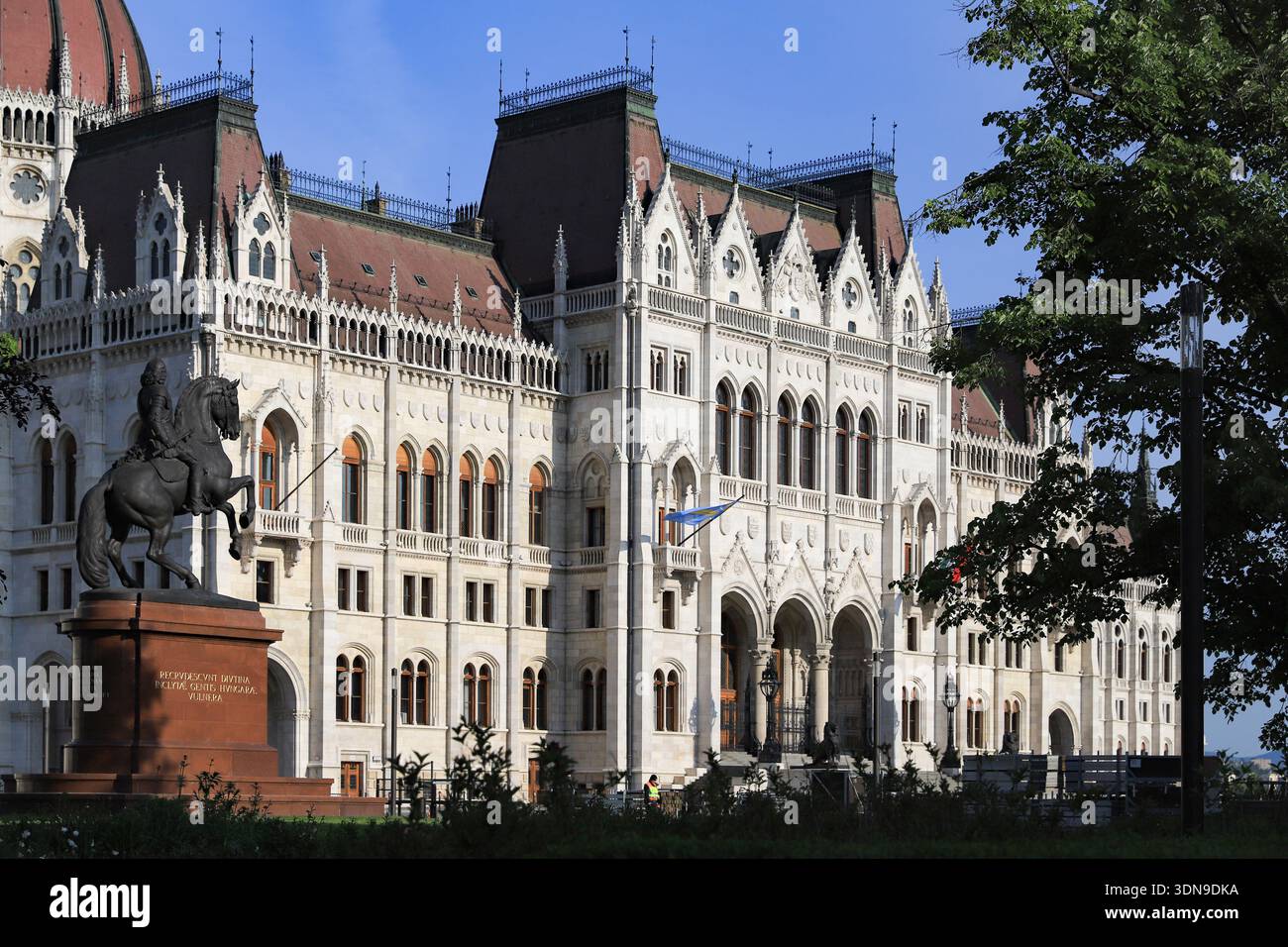 Palazzo del Parlamento ungherese con statua equestre a Budapest, Ungheria, 15 luglio 2024 Foto Stock