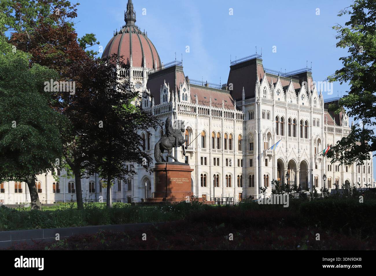 Palazzo del Parlamento ungherese con statua equestre a Budapest, Ungheria, 15 luglio 2024 Foto Stock