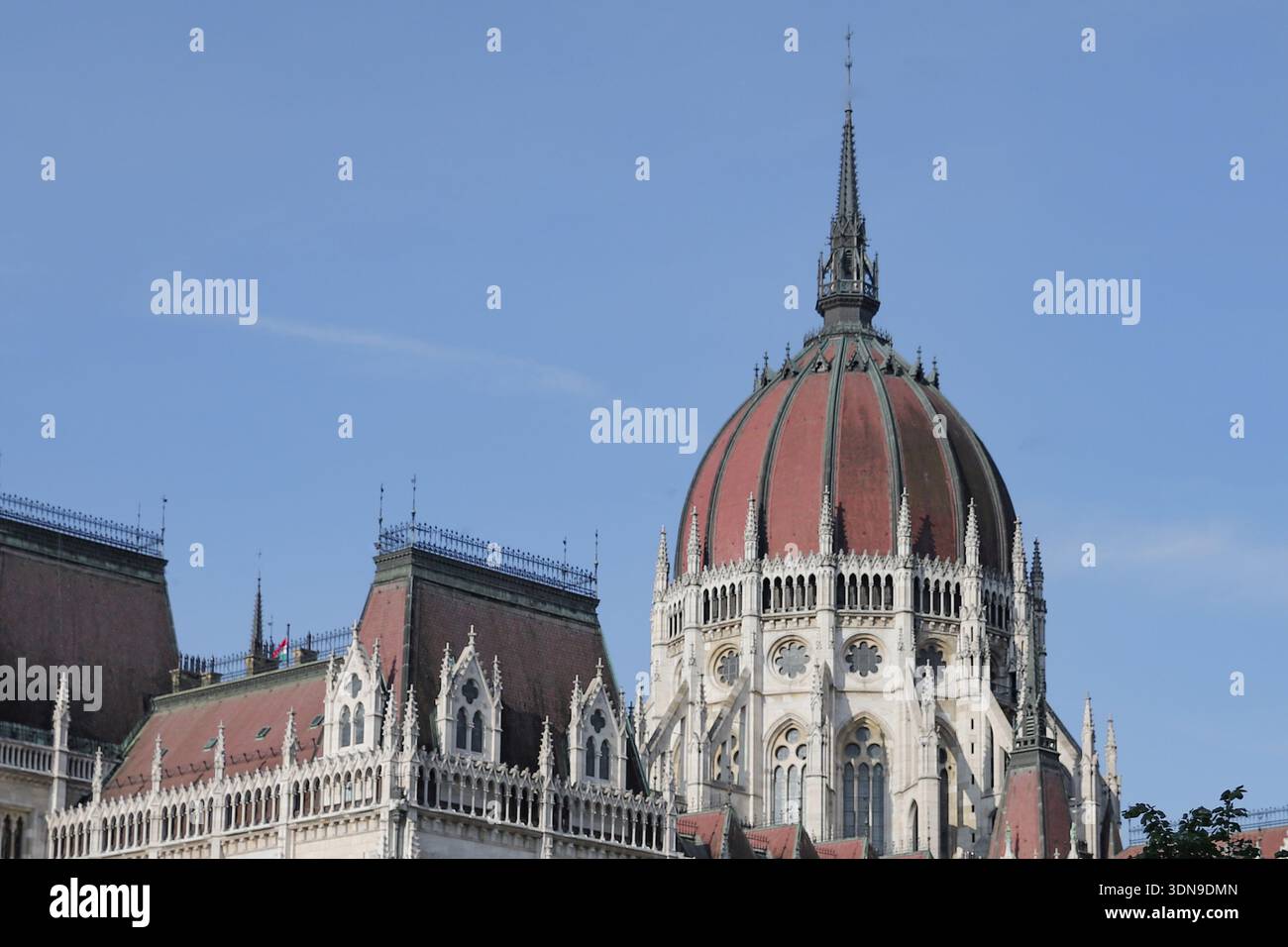 Cupola del Parlamento ungherese contro il cielo blu a Budapest, 15 luglio 2024 Foto Stock