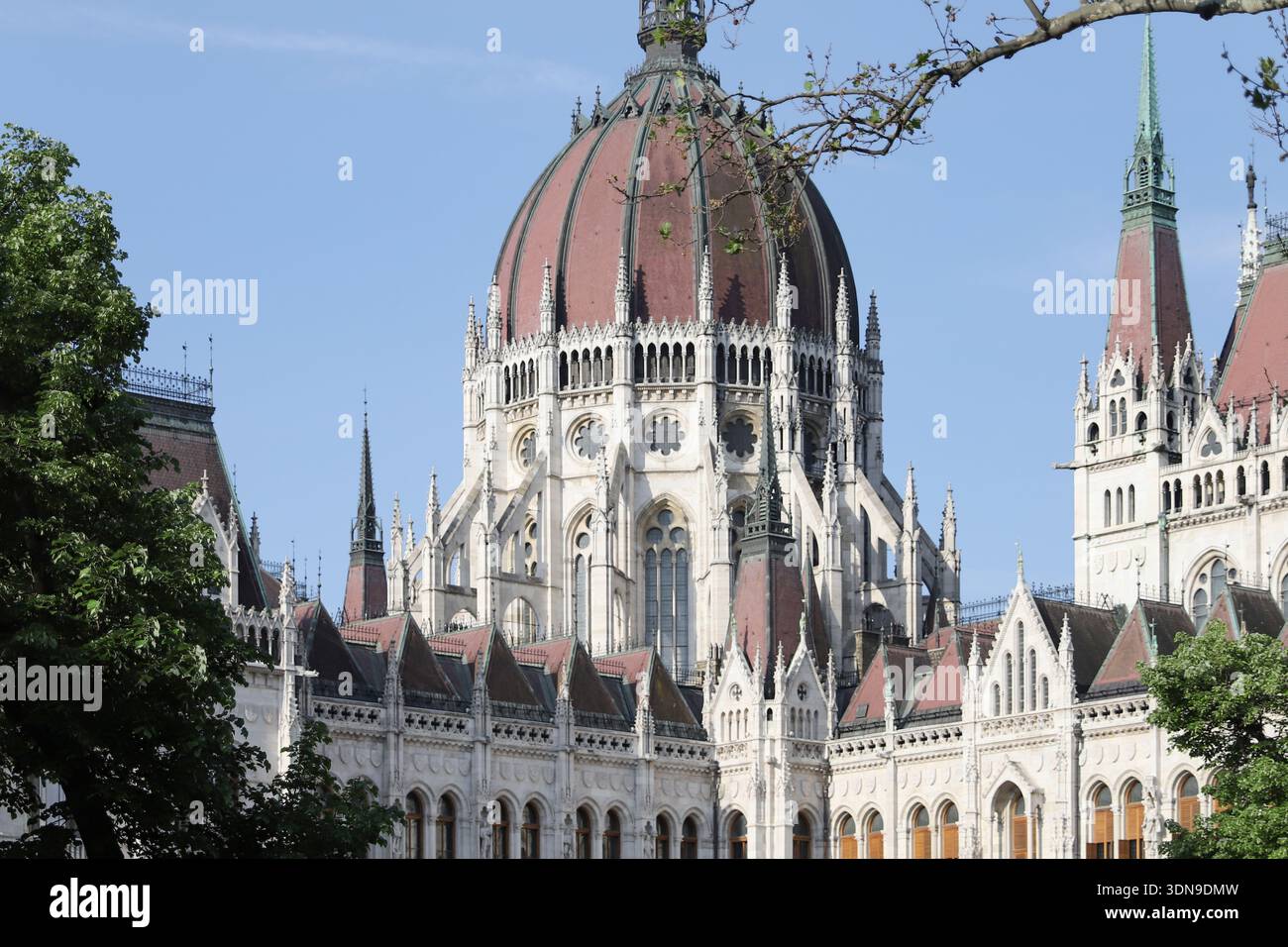 Cupola del Parlamento ungherese contro il cielo blu a Budapest, 15 luglio 2024 Foto Stock