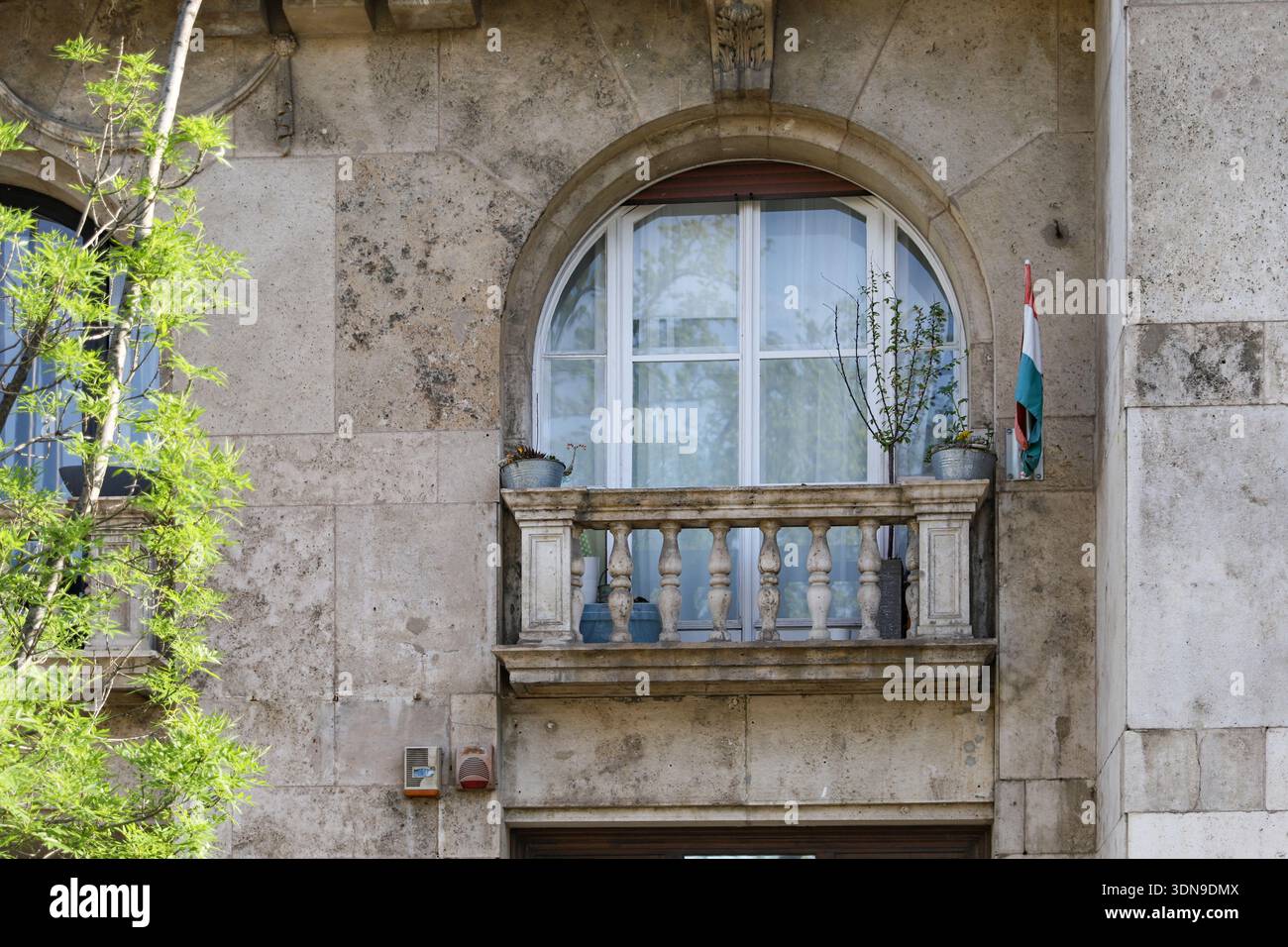 Finestra ad arco e balcone con dettagli dell'edificio del Parlamento ungherese a Budapest il 15 luglio 2024 Foto Stock