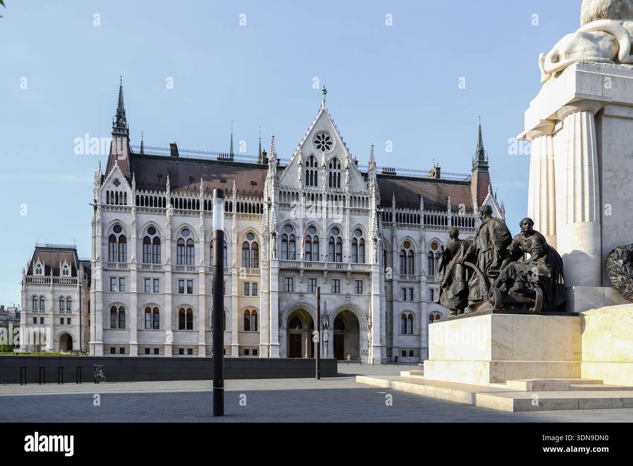 Gruppo scultoreo vicino alla facciata dell'edificio del Parlamento ungherese a Budapest, 15 luglio 2024 Foto Stock