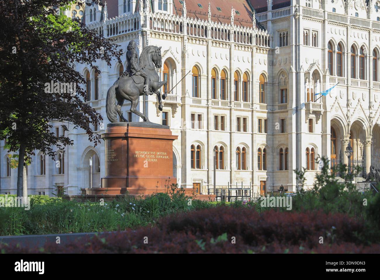 Palazzo del Parlamento ungherese con statua equestre a Budapest, Ungheria, 15 luglio 2024 Foto Stock