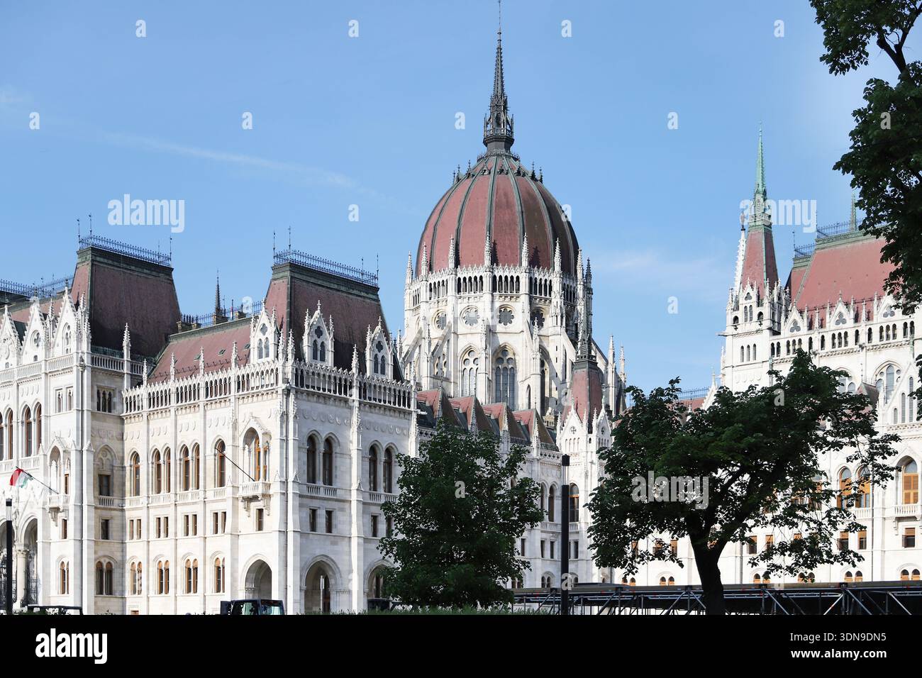 Cupola del Parlamento ungherese contro il cielo blu a Budapest, 15 luglio 2024 Foto Stock