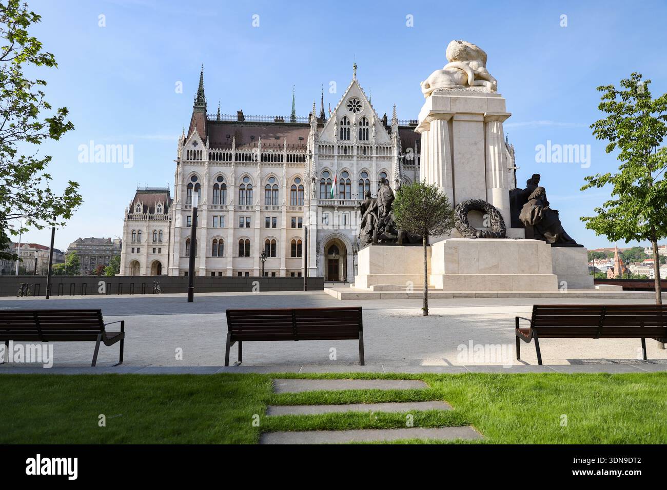 Gruppo scultoreo vicino alla facciata dell'edificio del Parlamento ungherese a Budapest, 15 luglio 2024 Foto Stock