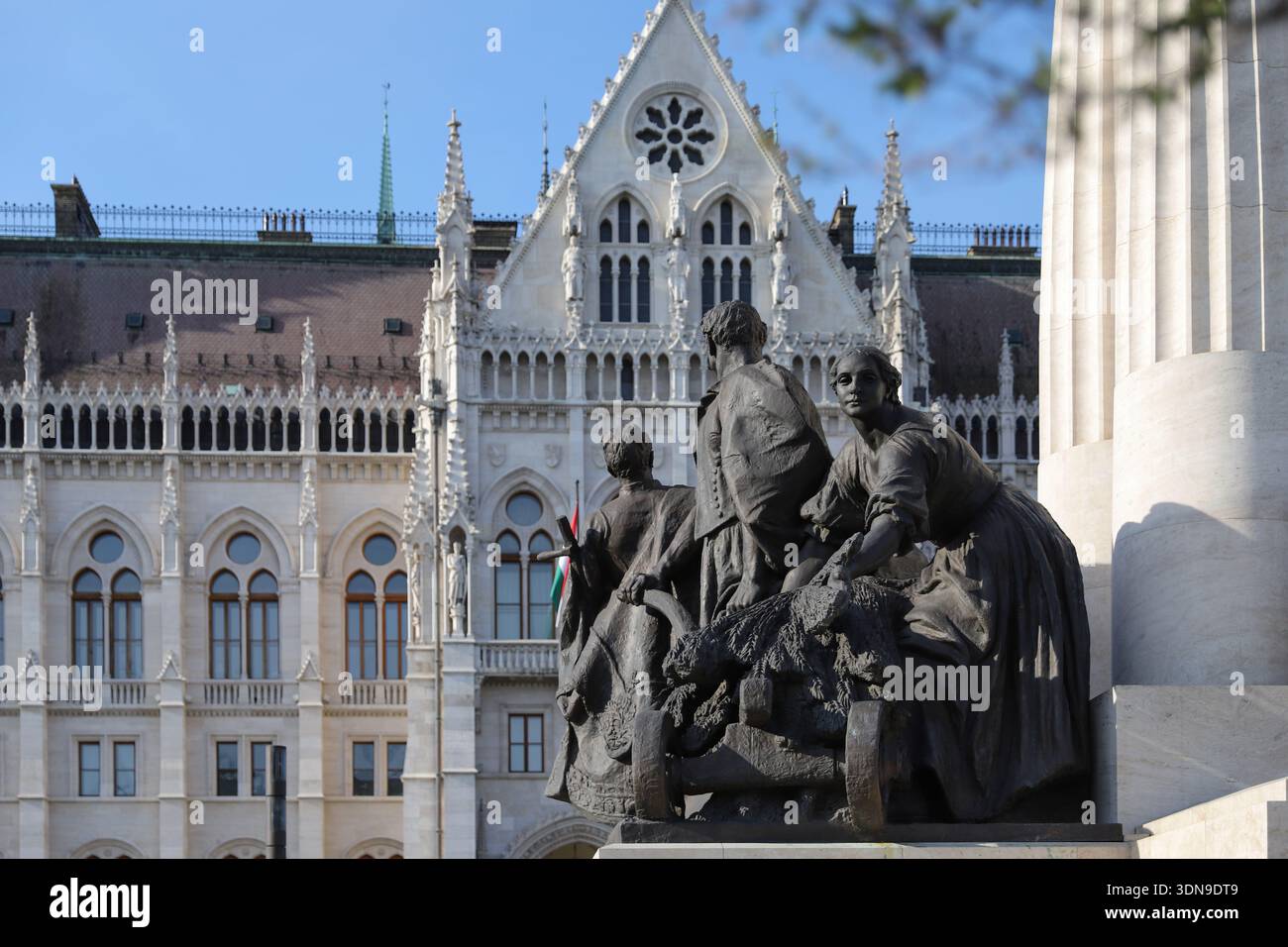 Gruppo scultoreo vicino alla facciata dell'edificio del Parlamento ungherese a Budapest, 15 luglio 2024 Foto Stock