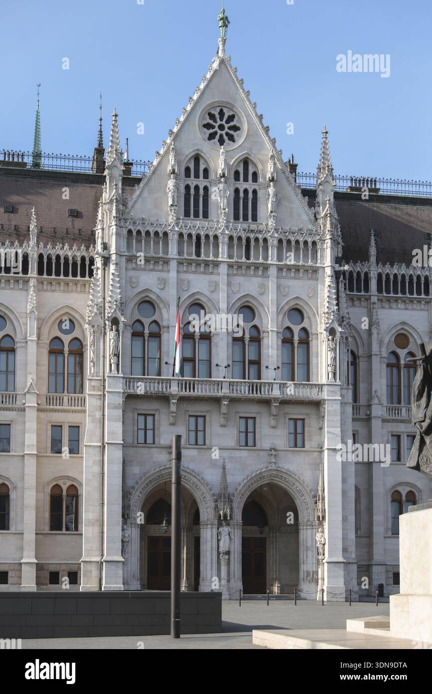 Facciata anteriore dell'edificio del Parlamento ungherese a Budapest in Ungheria il 15 luglio 2024 Foto Stock