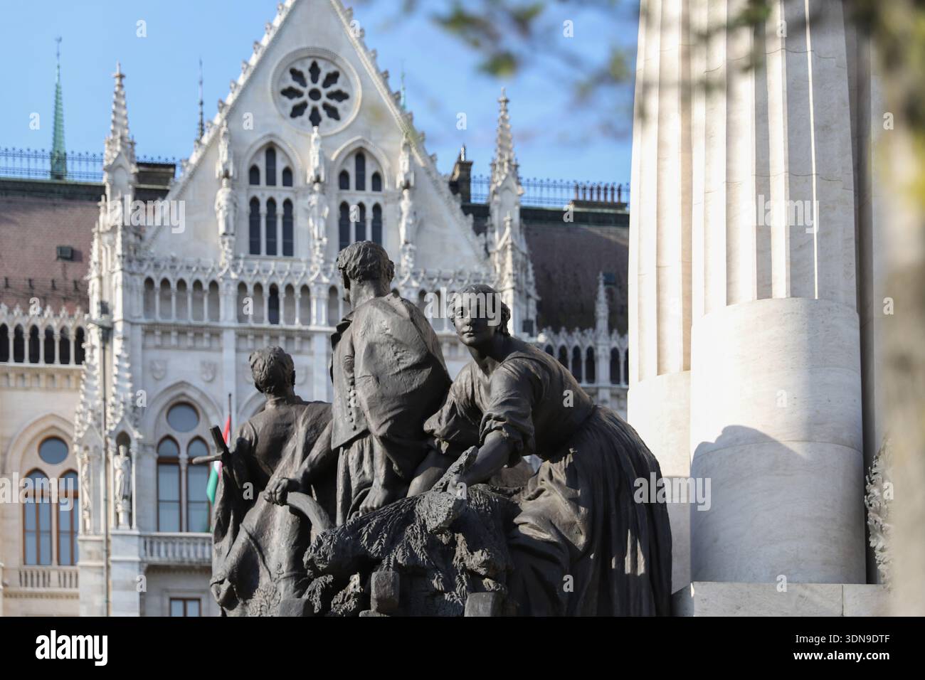 Gruppo scultoreo di fronte alla facciata dell'edificio del Parlamento ungherese Budapest 15 luglio 2024 Foto Stock