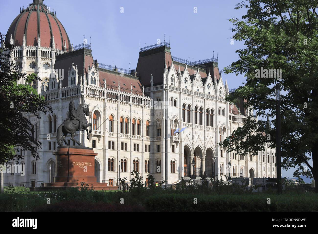 Palazzo del Parlamento ungherese con statua equestre a Budapest, Ungheria, 15 luglio 2024 Foto Stock