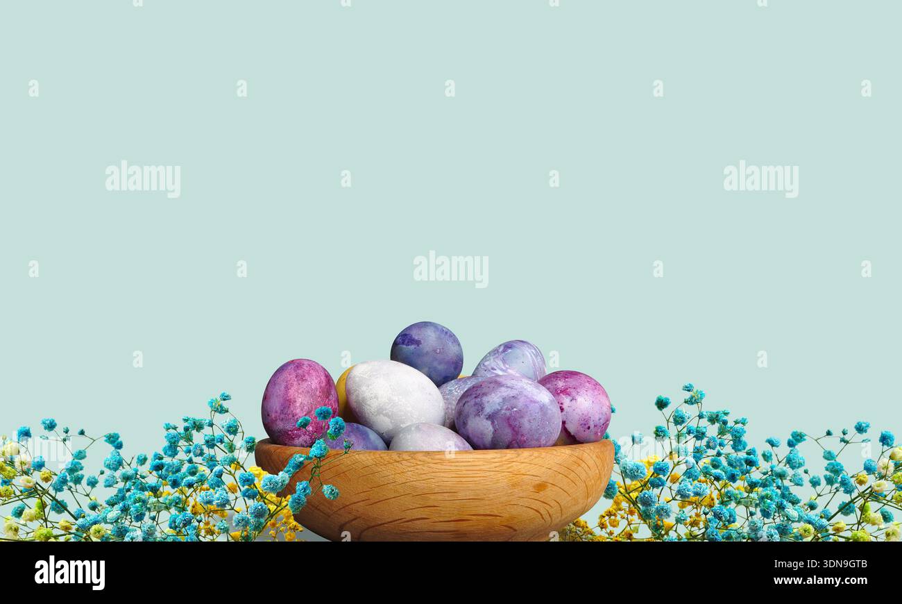 Immagine a tema pasquale con uova in vaso, rami di fiori dipinti, isolata su sfondo chiaro. Carta da parati colorata, luminosa, primaverile. Uova dai colori moderni Foto Stock