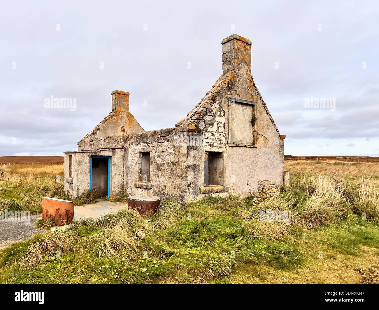 casa distrutta nella natura selvaggia - Immagine stock catturata con smartphone